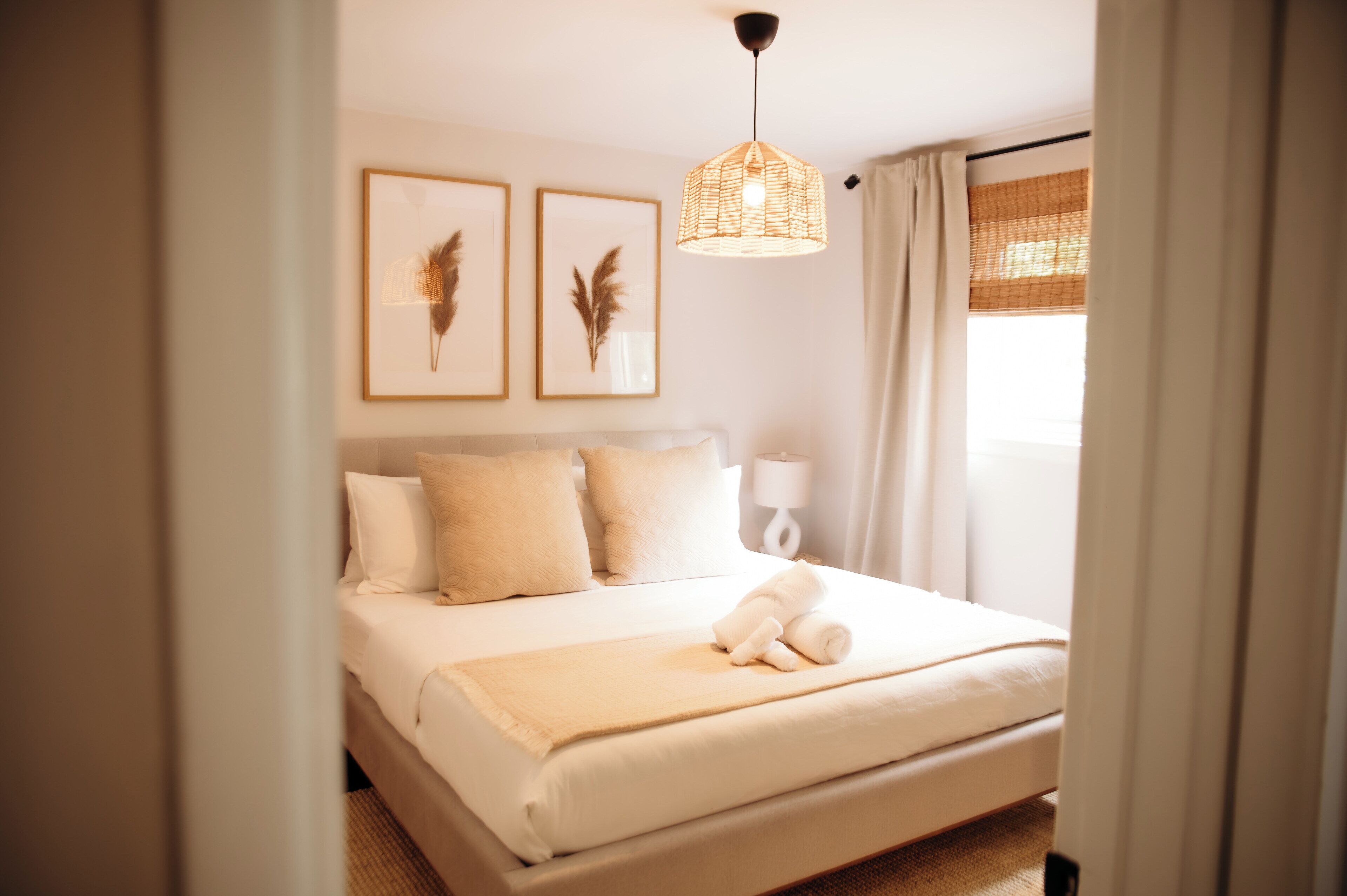 2 bedrooms, iron/ironing board, internet, bed sheets