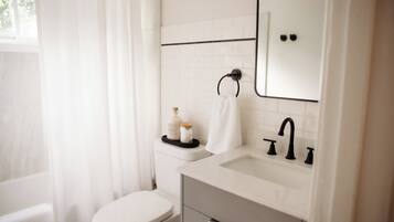 Hårtork, handdukar, tvål och toalettpapper