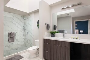 Shower, hair dryer, towels, shampoo - Elevated 2BR in Gaslamp Prime Location | Sleeps 5! (San Diego)