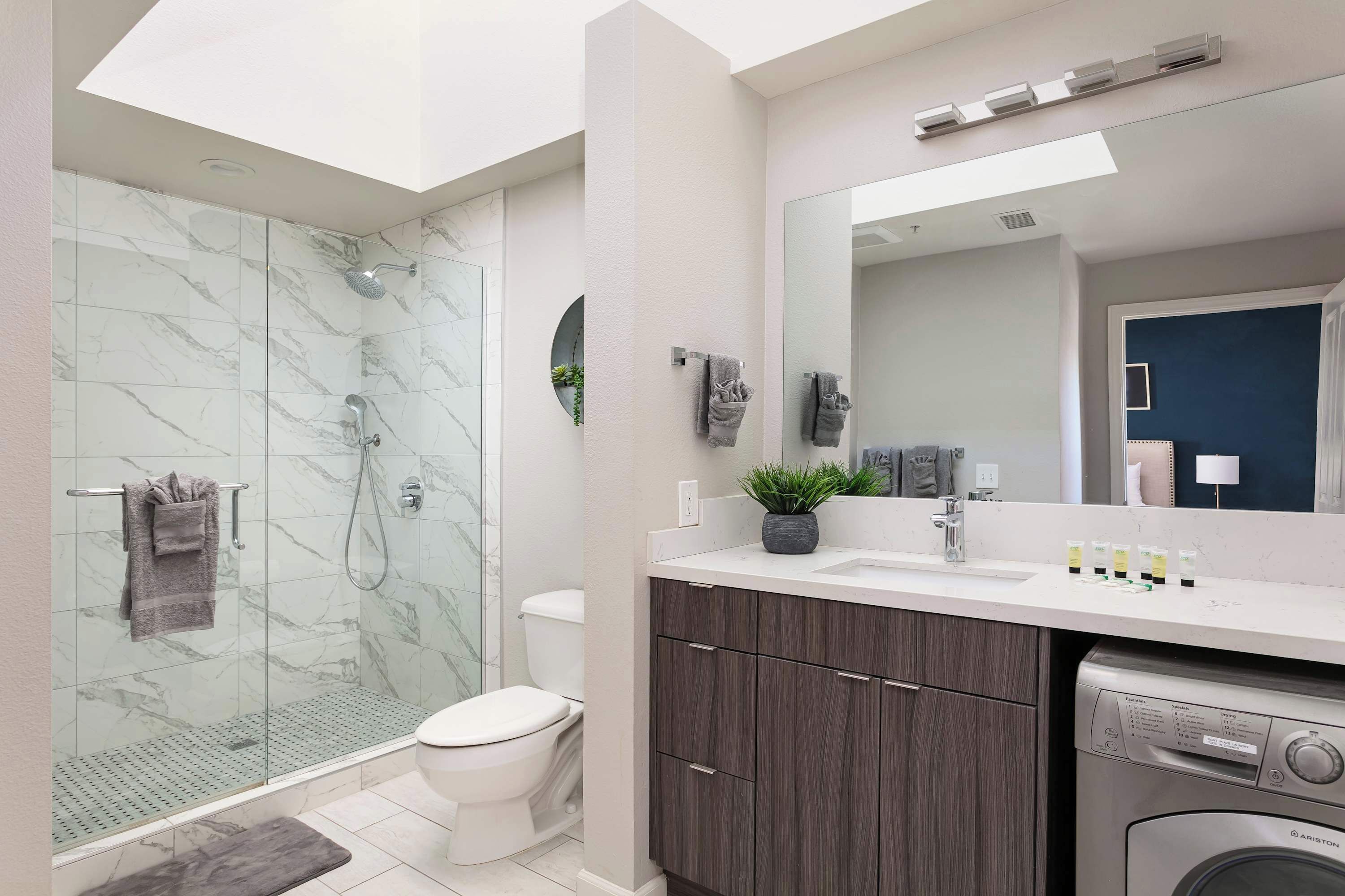 Douche, séchoir à cheveux, serviettes fournies, shampooing