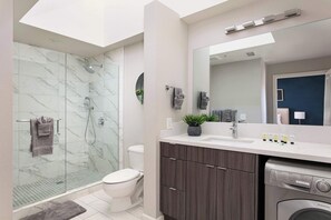 Douche, sèche-cheveux, serviettes fournies