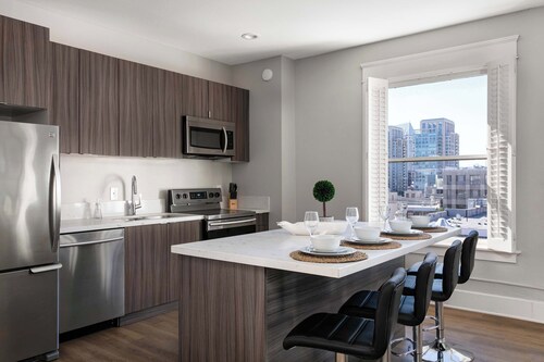 Elevated 2BR in Gaslamp Prime Location | Sleeps 5!