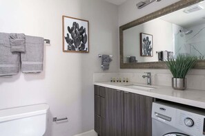 Regadera, secadora de cabello, toallas 