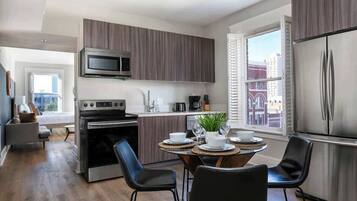 Refrigerador, microondas, horno, placa de cocina