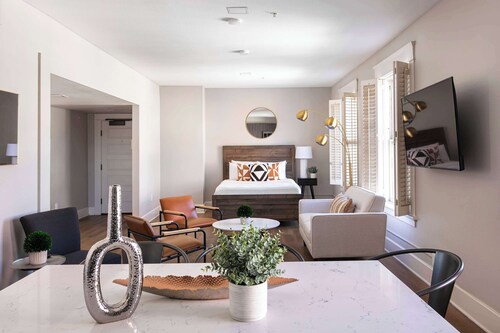 Hip 2BR Suite in Central Gaslamp | Walk Score 99!