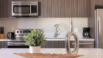 Refrigerador, microondas, horno, placa de cocina