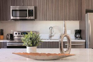 Frigorifero, microonde, forno, piano cottura