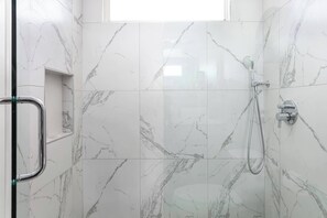 Douche, séchoir à cheveux, serviettes fournies, shampooing