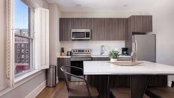 Refrigerador, microondas, horno, placa de cocina