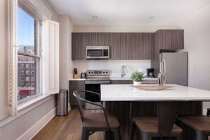 Frigorifero, microonde, forno, piano cottura