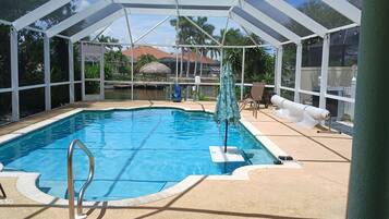 Een buitenzwembad, een verwarmd zwembad