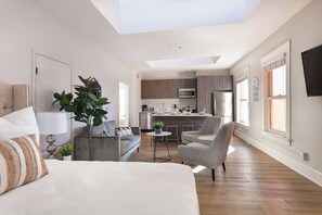 2 chambres, fer et planche à repasser, Wi-Fi, draps fournis