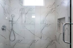 Dusche, Haartrockner, Handtücher, Shampoo