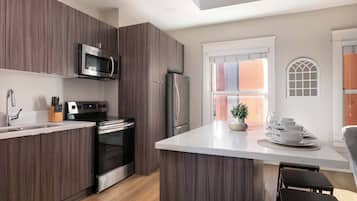 Réfrigérateur, micro-ondes, four, plaque de cuisson