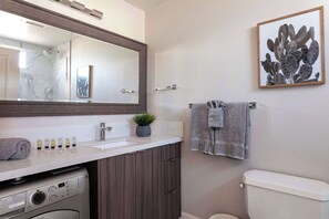 Douche, sèche-cheveux, serviettes fournies