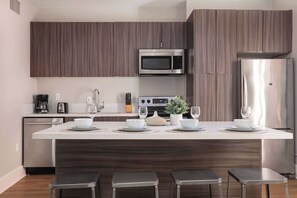 Frigorifero, microonde, forno, piano cottura