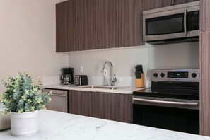 Réfrigérateur, four à micro-ondes, un four, surface de cuisson