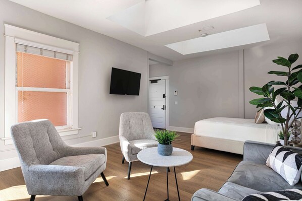 2 عدّة غرف نوم ومكواة/لوح كي وواي فاي وملاءات أسرّة