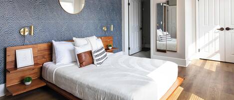 Tabla de planchar con plancha, wifi y ropa de cama