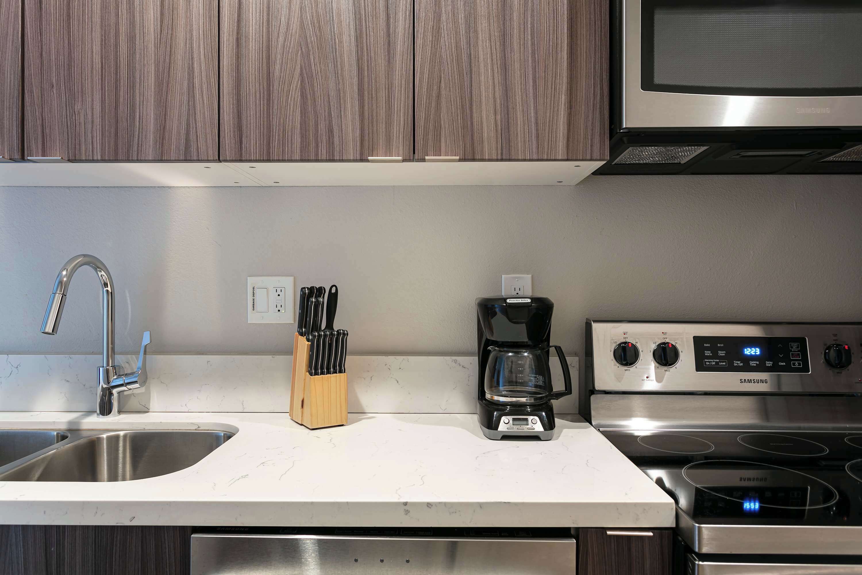 Kühlschrank, Mikrowelle, Ofen, Herdplatte