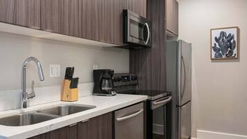 Jääkaappi, mikroaaltouuni, uuni, liesi