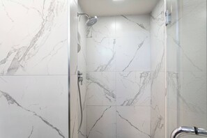 Ducha, secador de pelo, toallas y champú