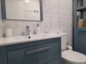 Shower, towels - 1A162 Downtown-Sports Marina (Gijón)