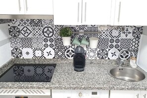Coffee/tea maker, fridge, microwave, oven