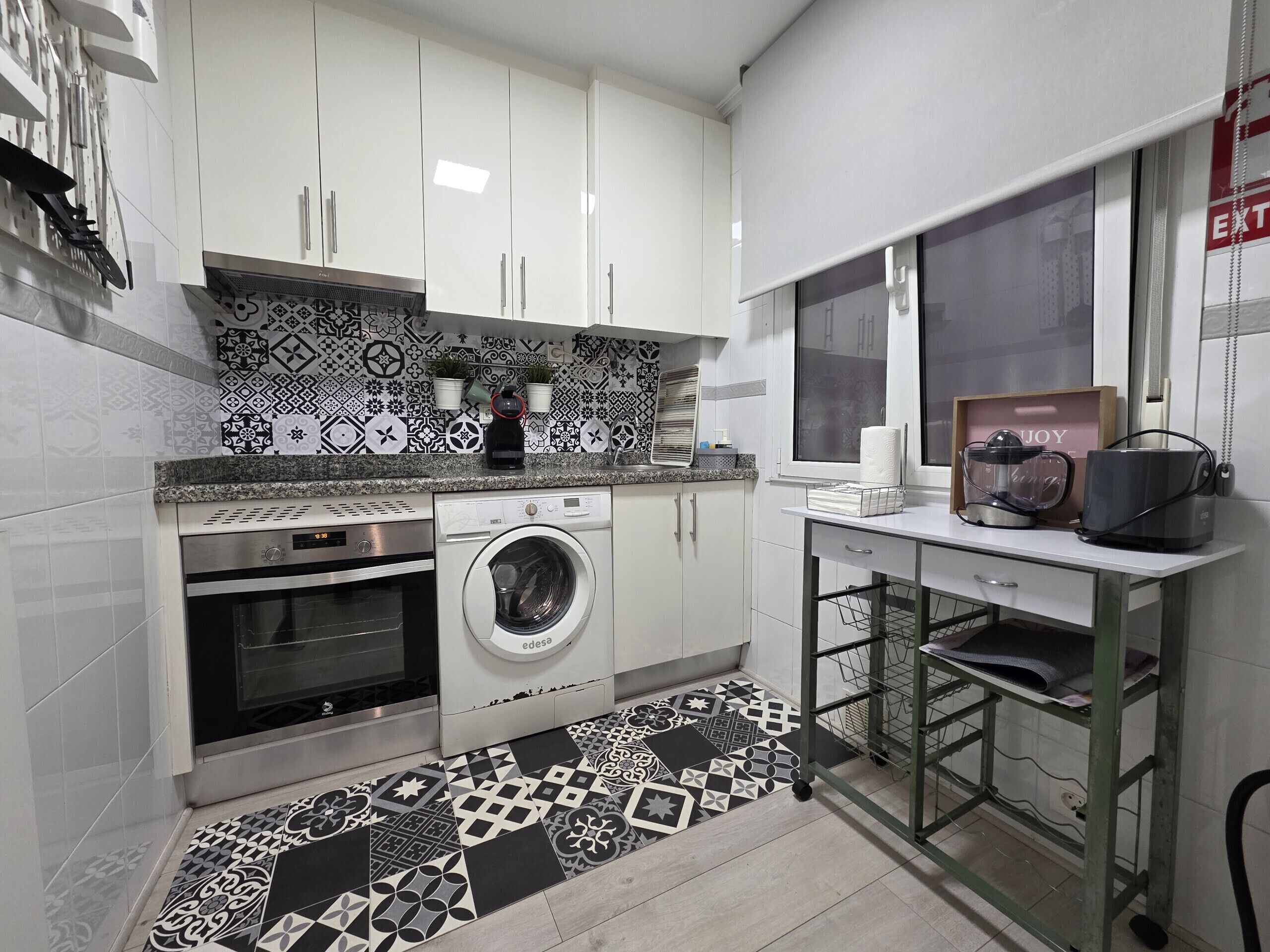 Een koelkast, een magnetron, een oven, een koffiezetapparaat/waterkoker