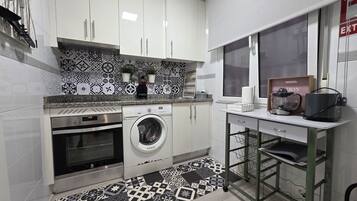 Een koelkast, een magnetron, een oven, een koffiezetapparaat/waterkoker