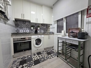 Kühlschrank, Mikrowelle, Ofen, Wasserkocher mit Kaffee-/Teezubehör