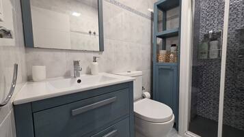 Een douche, handdoeken