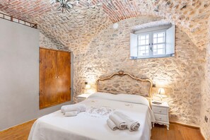 Tabla de planchar con plancha, wifi y ropa de cama 