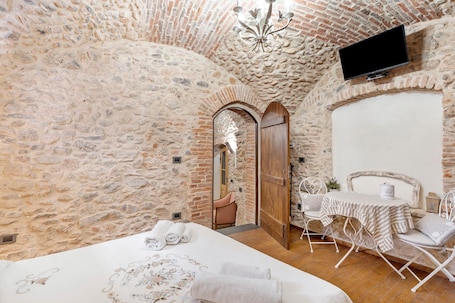 Iron/ironing board, WiFi, bed sheets. Room 'Stanza Dell'olio' with Private Terrace and Wi-Fi