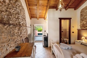 Iron/ironing board, WiFi, bed sheets - Room 'Stanza Della Musica' with Sea View, Shared Terrace and Wi-Fi (CERIALE)