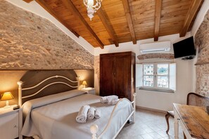 Iron/ironing board, WiFi, bed sheets - Room 'Stanza Della Musica' with Sea View, Shared Terrace and Wi-Fi (CERIALE)