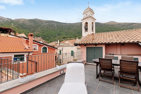 Outdoor dining. Room 'Stanza Della Musica' with Sea View, Shared Terrace and Wi-Fi