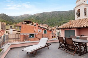 Outdoor dining - Room 'Stanza Della Musica' with Sea View, Shared Terrace and Wi-Fi (CERIALE)