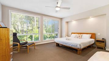 4 bedrooms, desk, iron/ironing board, WiFi