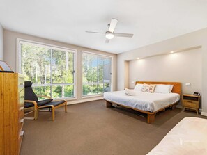 4 bedrooms, desk, iron/ironing board, WiFi