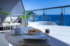 Outdoor dining - SUNSET SAILORS sweet apartment (Benidorm)