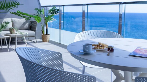 Outdoor dining - SUNSET SAILORS sweet apartment (Benidorm)