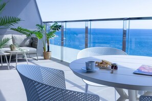 Outdoor dining - SUNSET SAILORS sweet apartment (Benidorm)