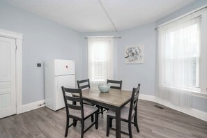 Lägenhet - 1 queensize-säng med bäddsoffa - uteplats - utsikt mot trädgården (Queen City Suites 1) | Restauranger