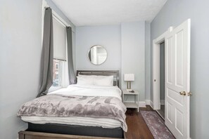 อพาร์ทเมนท์, เตียงควีนไซส์ 1 เตียง และโซฟาเบด, ลานระเบียง, วิวสวน (Queen City Suites 1) | 1 ห้องนอน, ห้องพักตกแต่งอย่างมีเอกลักษณ์, ตกแต่งพิเศษโดยเฉพาะ