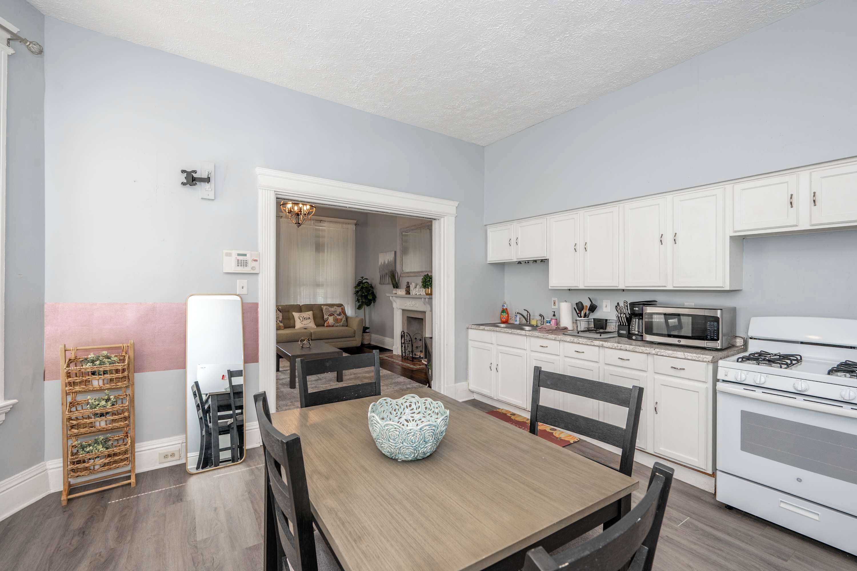 Apartment, 1 Queen Bed with Sofa bed, Patio, Garden View (Queen City Suites 1) | Private kitchen