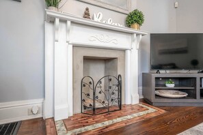 Apartment, 1 Queen Bed with Sofa bed, Patio, Garden View (Queen City Suites 1) | Interior