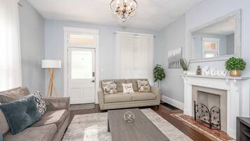 Apartment, 1 Queen-Bett und Schlafsofa, Terrasse, Gartenblick (Queen City Suites 1) | Wohnbereich