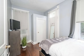Lägenhet - 1 queensize-säng med bäddsoffa - uteplats - utsikt mot trädgården (Queen City Suites 1) | 1 sovrum, individuell inredning och unika möbler