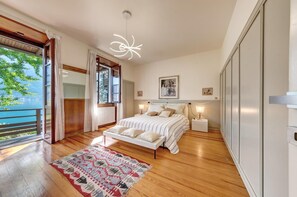 Desk, iron/ironing board, WiFi, bed sheets